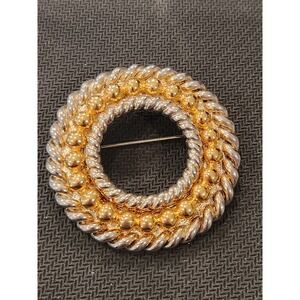 Vintage Gold Tone Shiny and Textured Circle Ring‎ Wreath Brooch